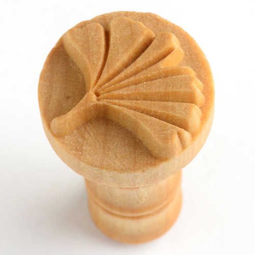 Medium Round Stamp 048 - Gingko Leaf