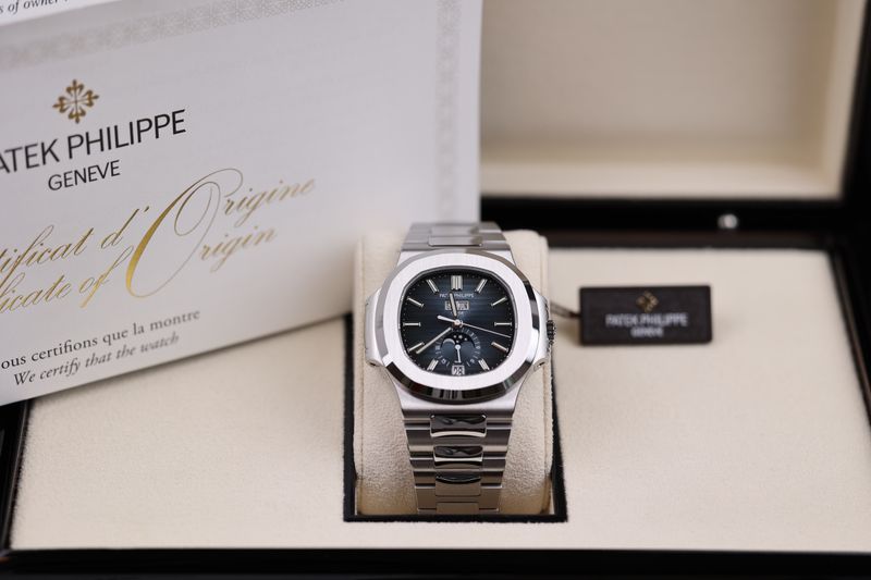 Patek Philippe Nautilus Blau Annual Calendar 5726 - 2023