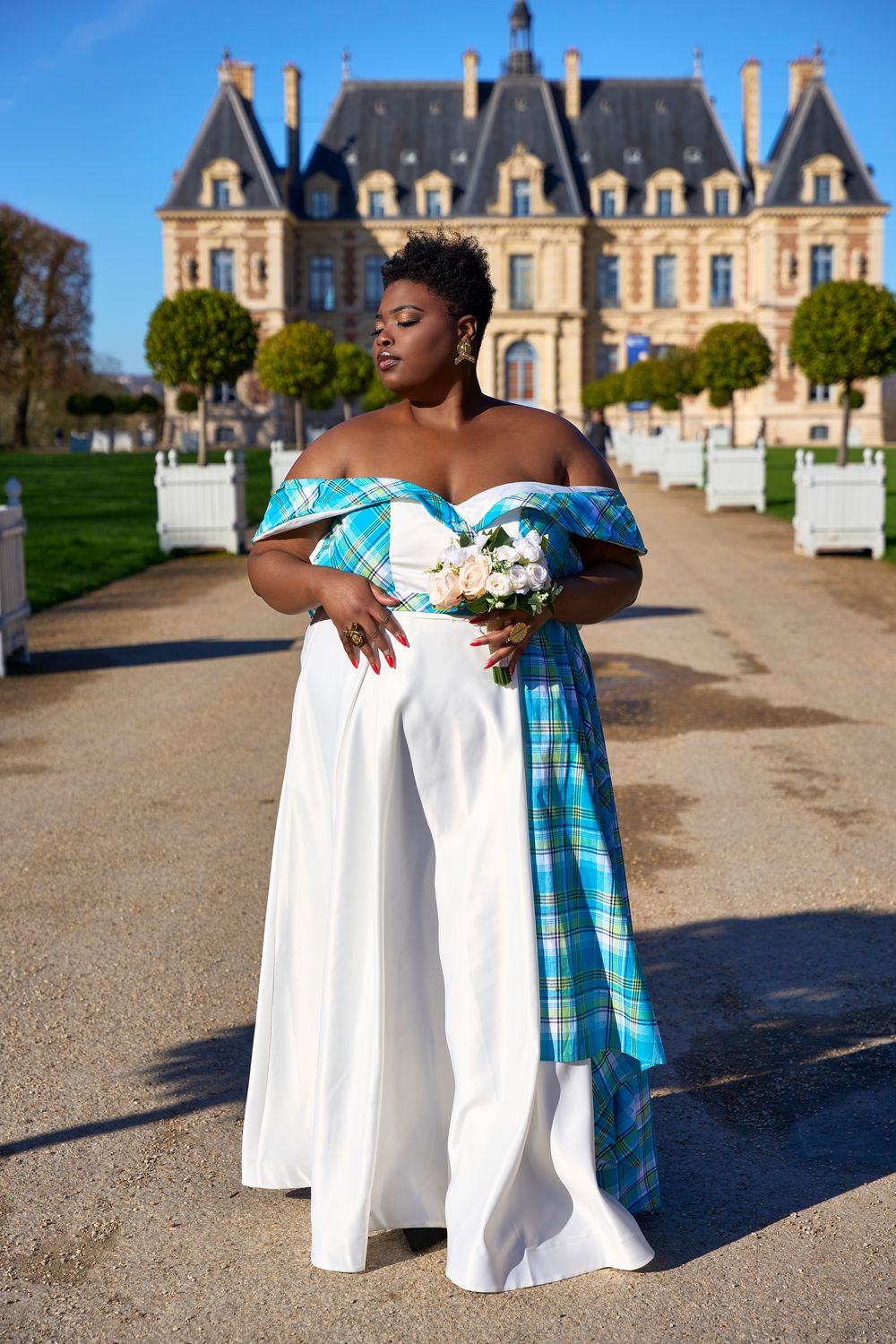 Robe épaules dénudées asymétrique volumineux fendu drapé wax pailleté