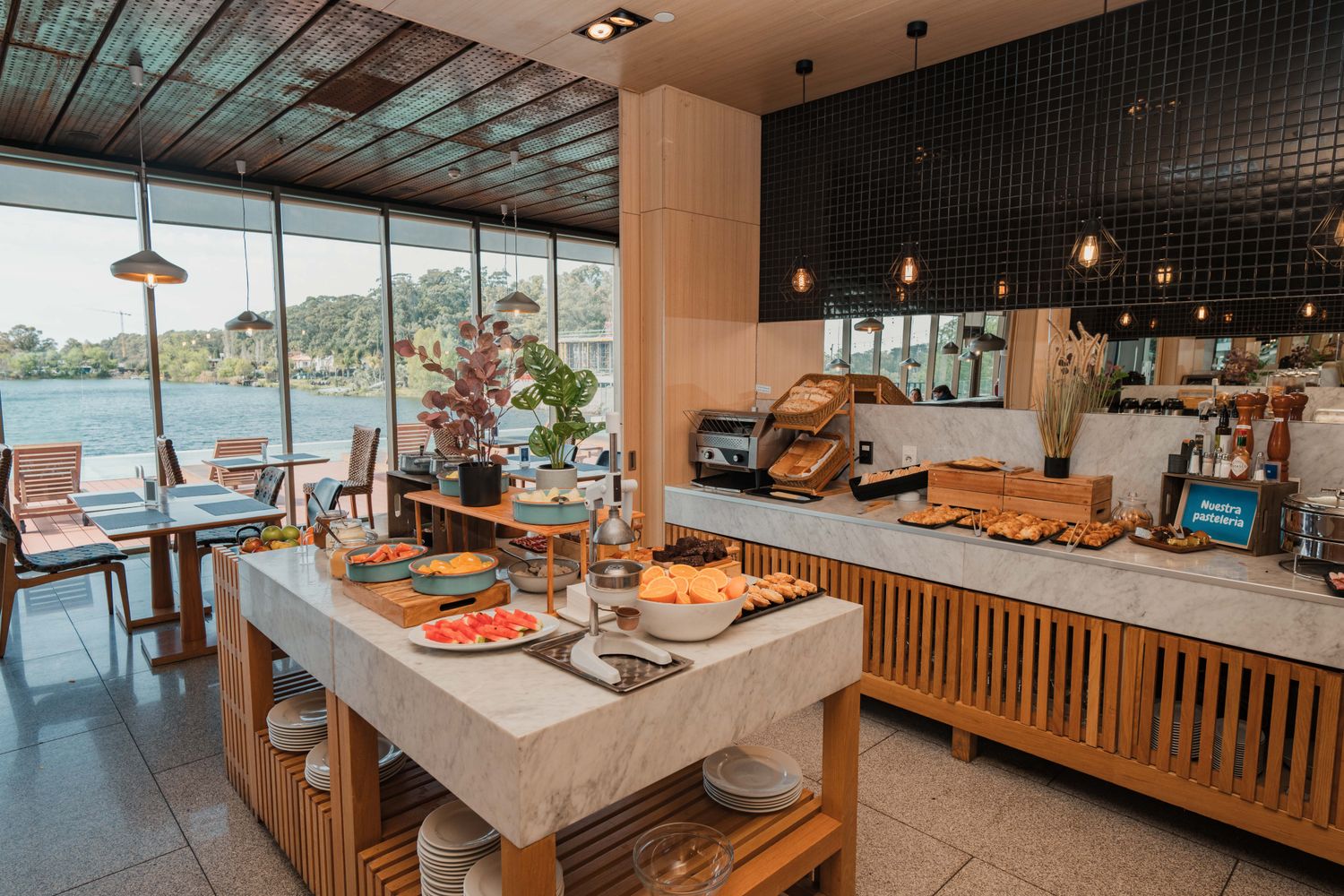 DESAYUNO DE DOMINGO FRENTE AL LAGO