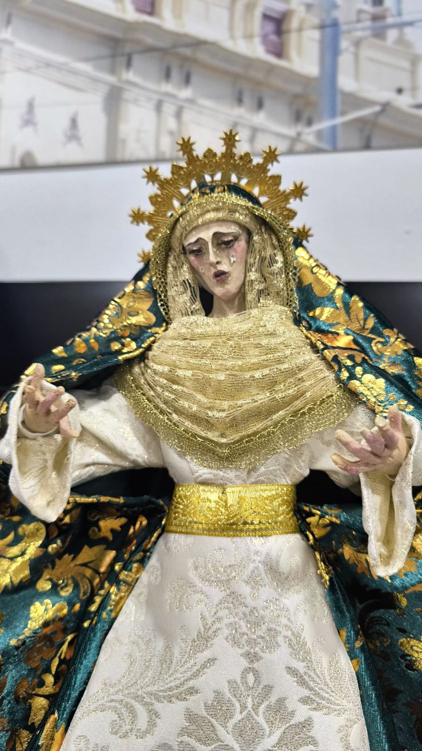 Dolorosa 45 cm. vestida