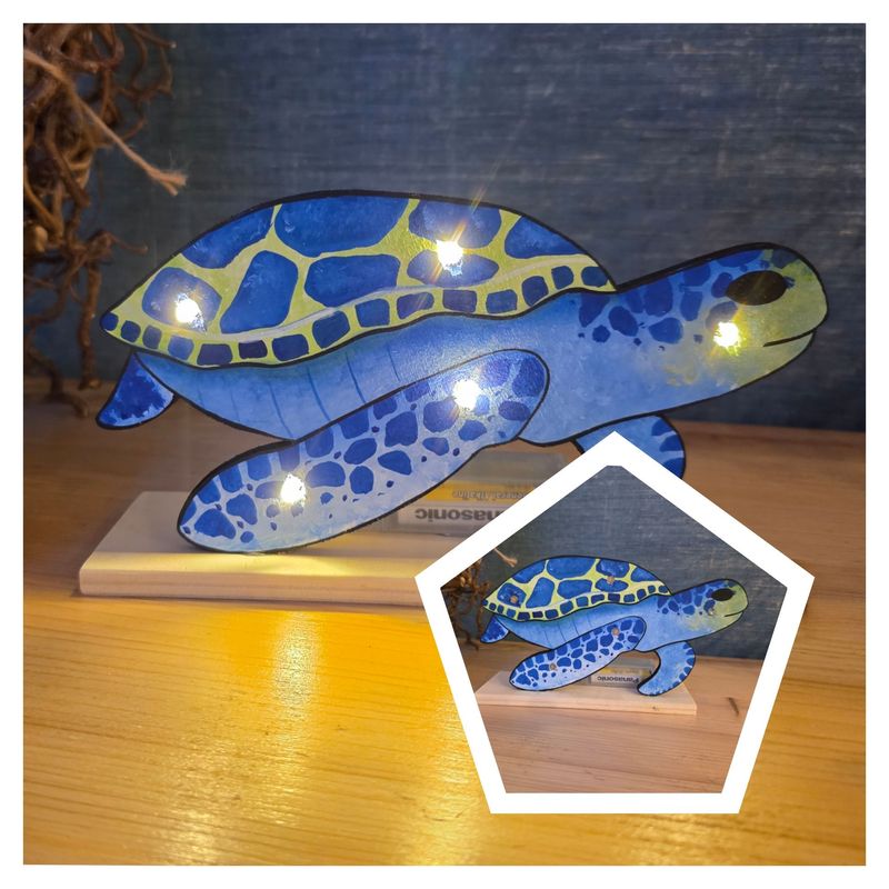 Süße Schildkröte beleuchtet – Massiver Holzaufsteller mit LED