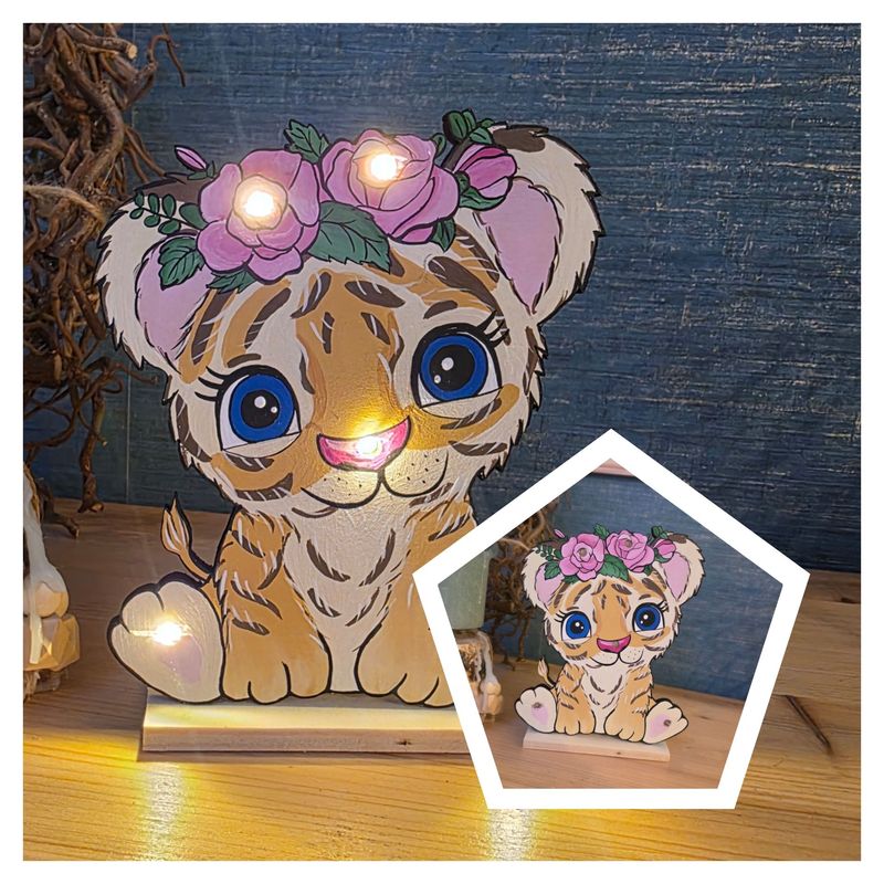 Kleiner Tiger mit Blumen beleuchtet – Massiver Holzaufsteller mit LED