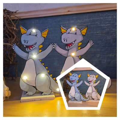 Drache beleuchtet – Massiver Holzaufsteller mit LED Drache beleuchtet – Massiver Holzaufsteller mit LED