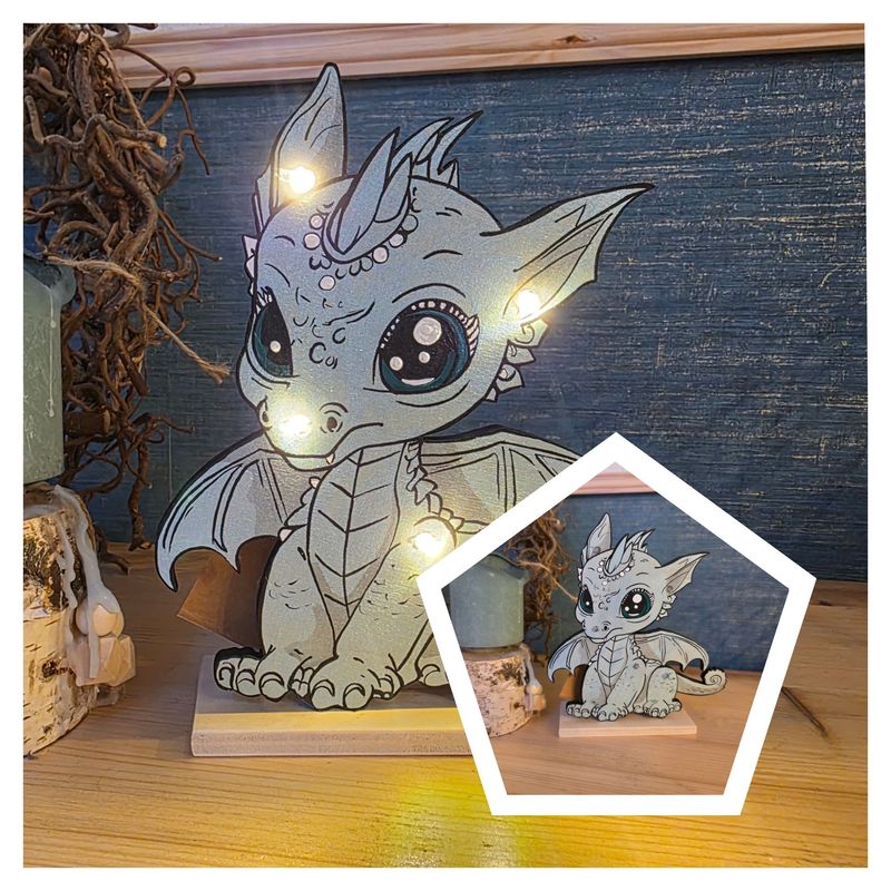 Kleiner Baby Drache beleuchtet – Massiver Holzaufsteller mit LED