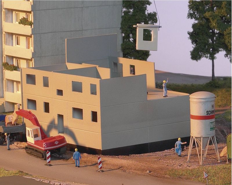 Piko 61147 - Prefab appartement in aanbouw. H0