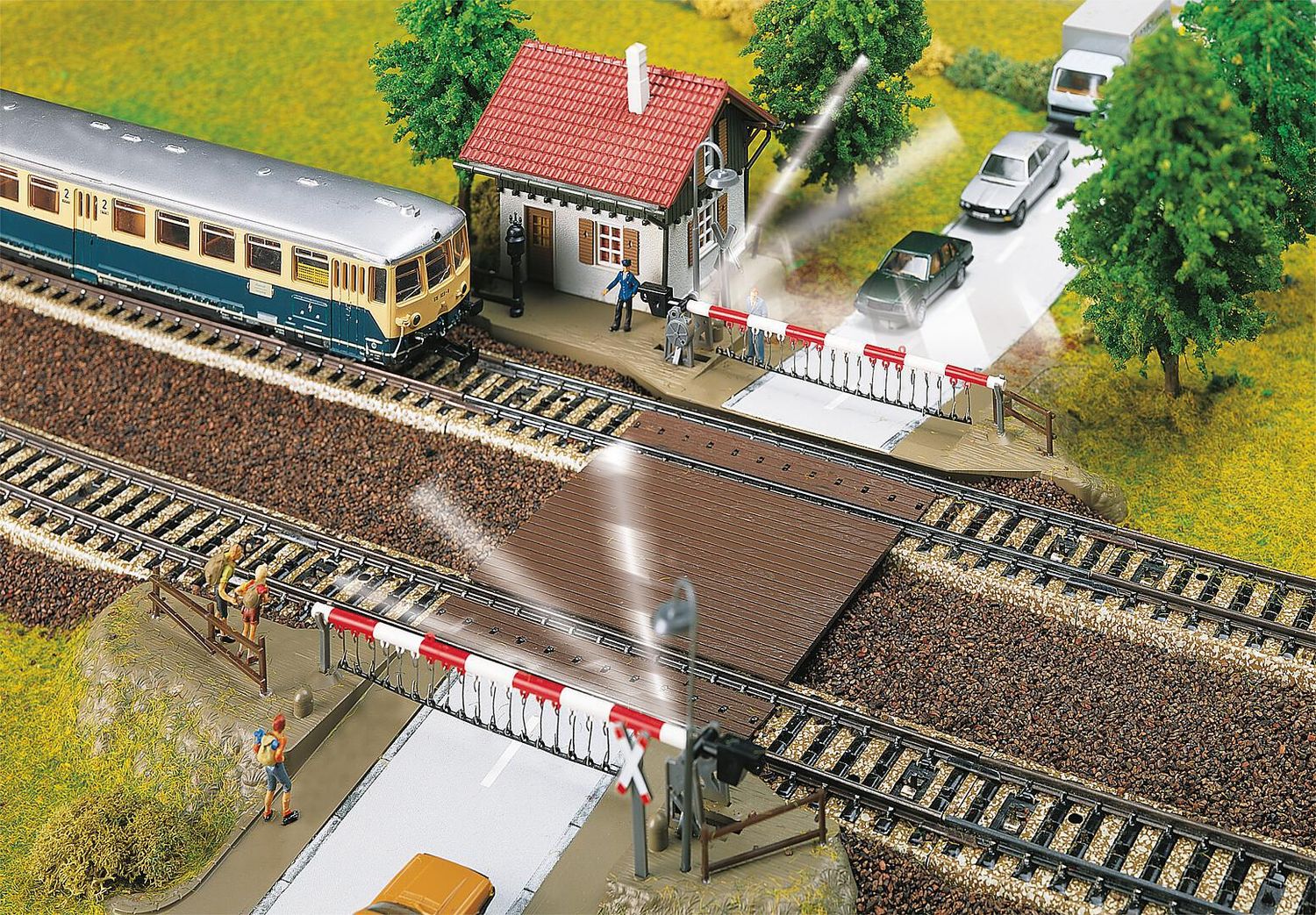 Occasion |Faller 120174 - Overweg met baanwachtershuisje (met motor)  H0