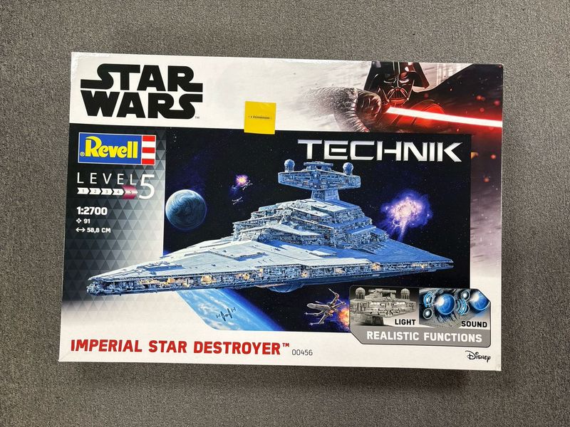Revell 00456 - Imperial Star Destroyer (licht en geluid)  1:2700