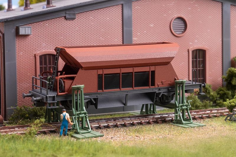 Faller 120323 - 2 Spindelkrikken met opgekrikte wagen H0