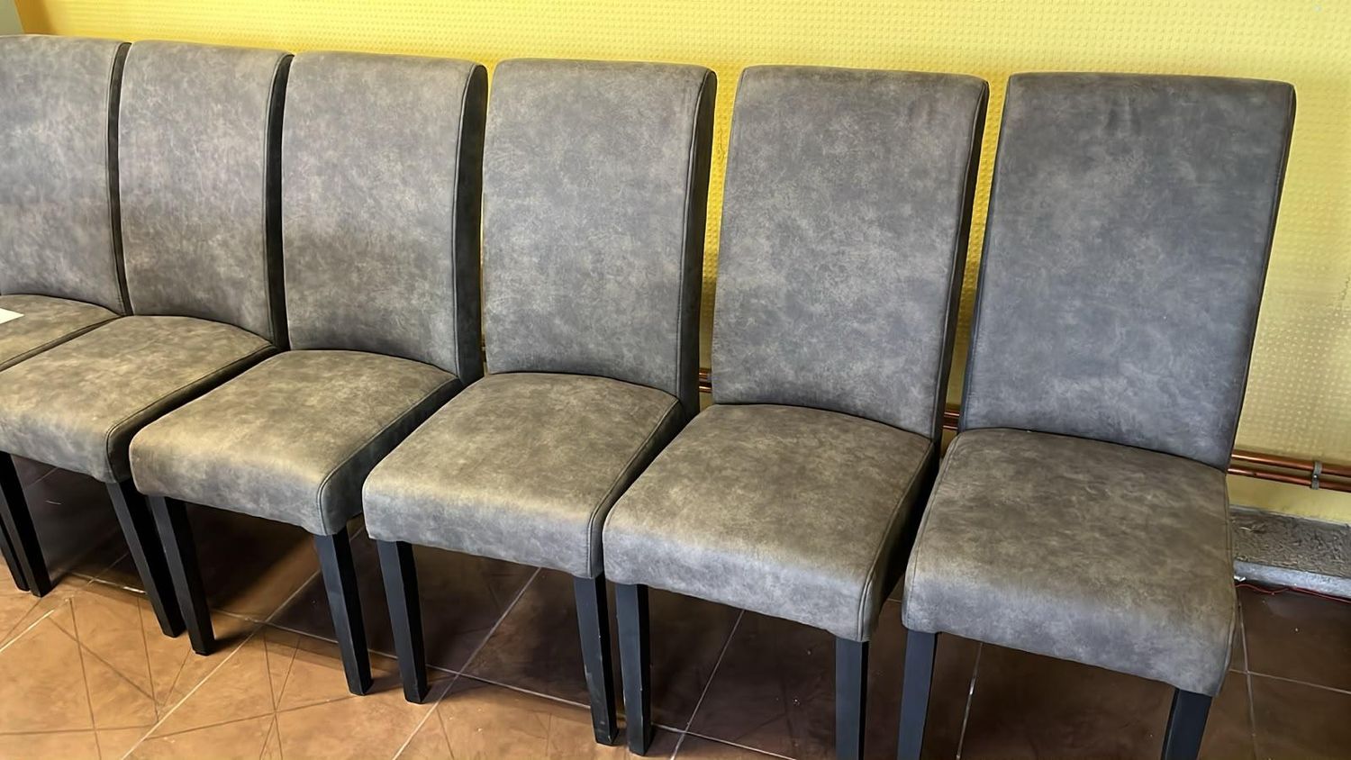 Pelēks krēsls