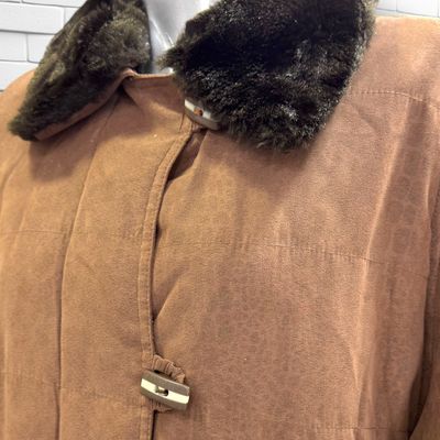Chaqueta acolchada con cuello de pelo Talla 40 (grande)