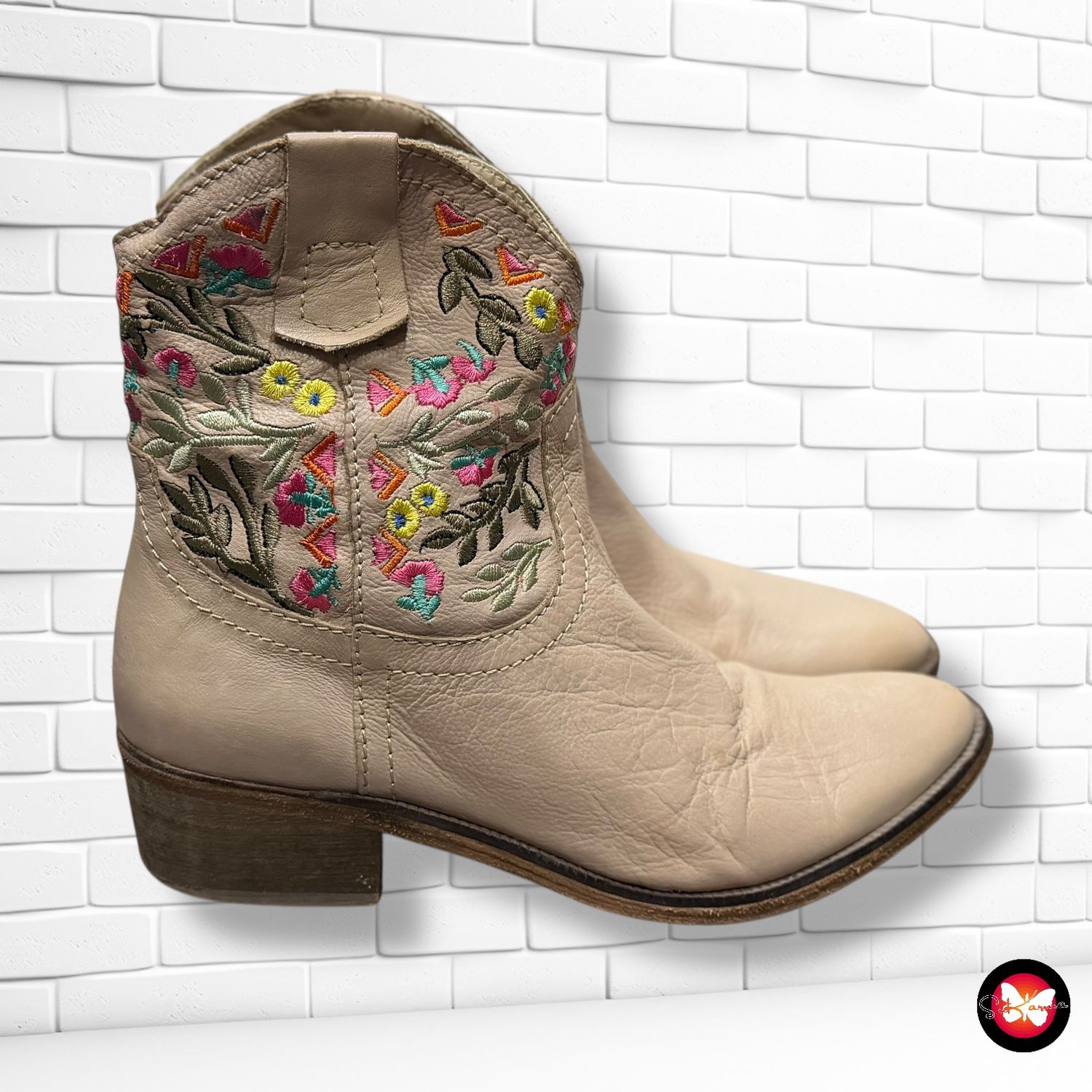 **HOY** Botines de piel con bordados T39