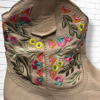 Botines de piel con bordados T39