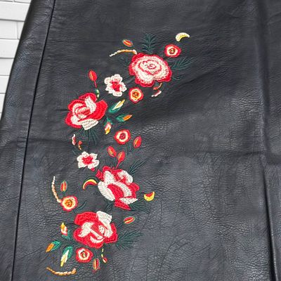 **HOY** Falda de piel sintética con bordados KIABI Talla 46