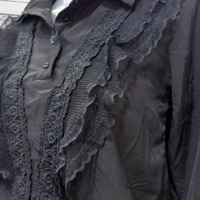 **HOY** Camisa de manga larga con chorreras Talla 10 años