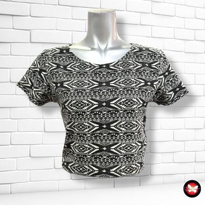 **HOY** Blusa cropped de manga corta FB SISTER color Negro y blanco Talla S