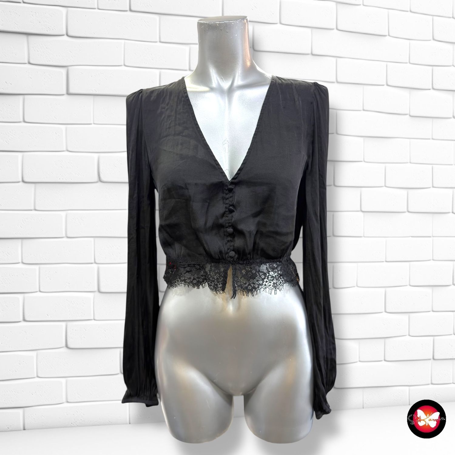 **HOY** Blusa cropped satinada STRADIVARIUS color Negro Talla S