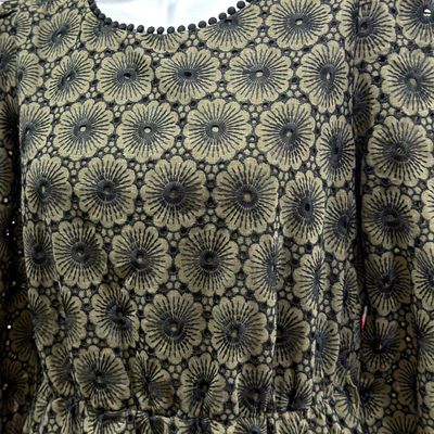 **HOY** Vestido midi con flores bordadas RESERVED color Verde oliva y negro Talla XS