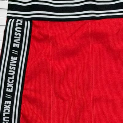 **HOY** Falda elástica tipo deportiva COOLCAT color Rojo y negro Talla M