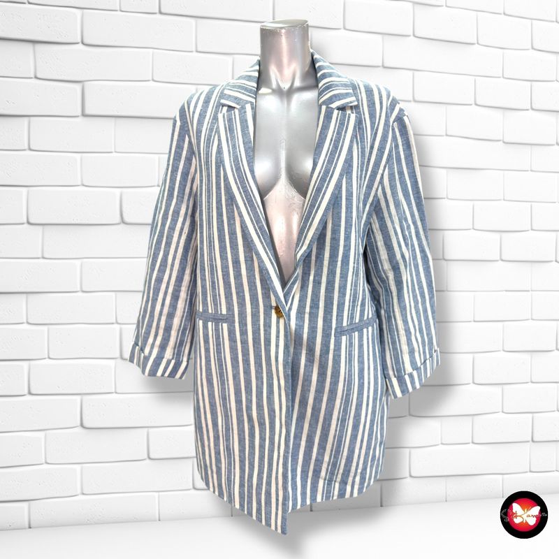 Blazer de rayitas KIABI color Celeste y blanco Talla M