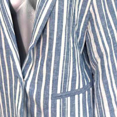 **HOY** Blazer de rayitas KIABI color Celeste y blanco Talla M