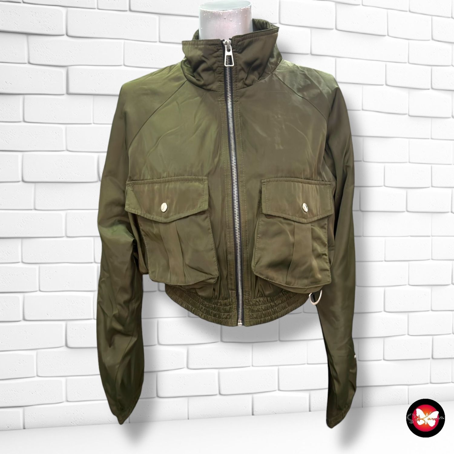 Chaqueta bomber cropped BERSHKA color Verde militar Talla S
