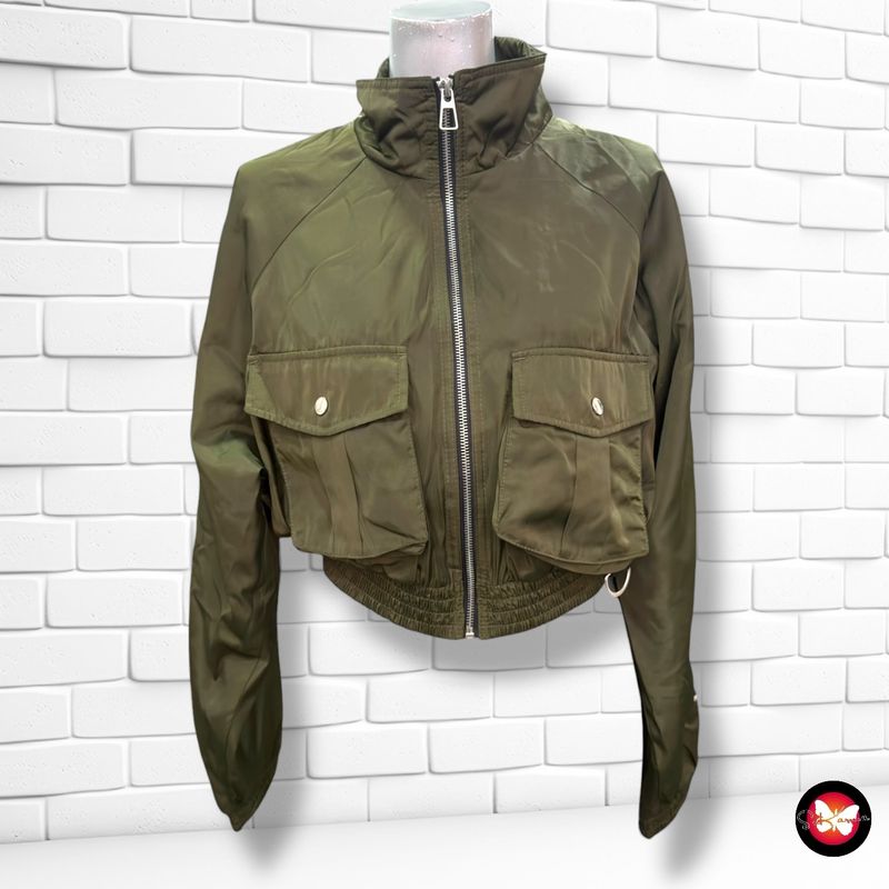 **HOY** Chaqueta bomber cropped BERSHKA color Verde militar Talla S