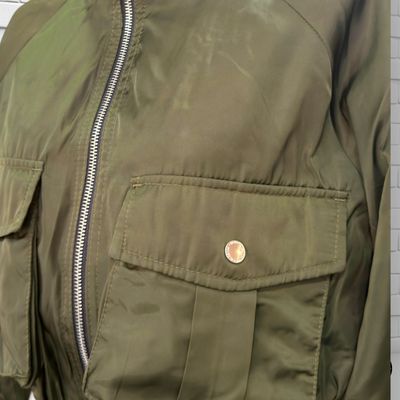**HOY** Chaqueta bomber cropped BERSHKA color Verde militar Talla S