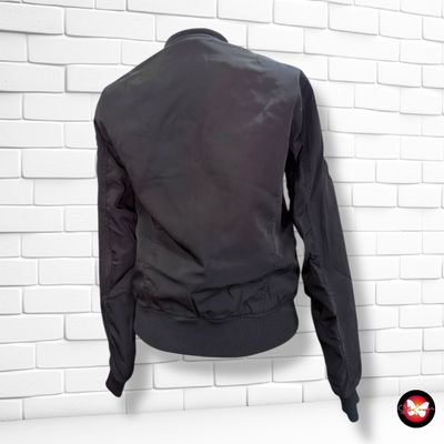 **HOY** Chaqueta bomber acolchada cropped con parches BERSHKA color Negro Talla XS