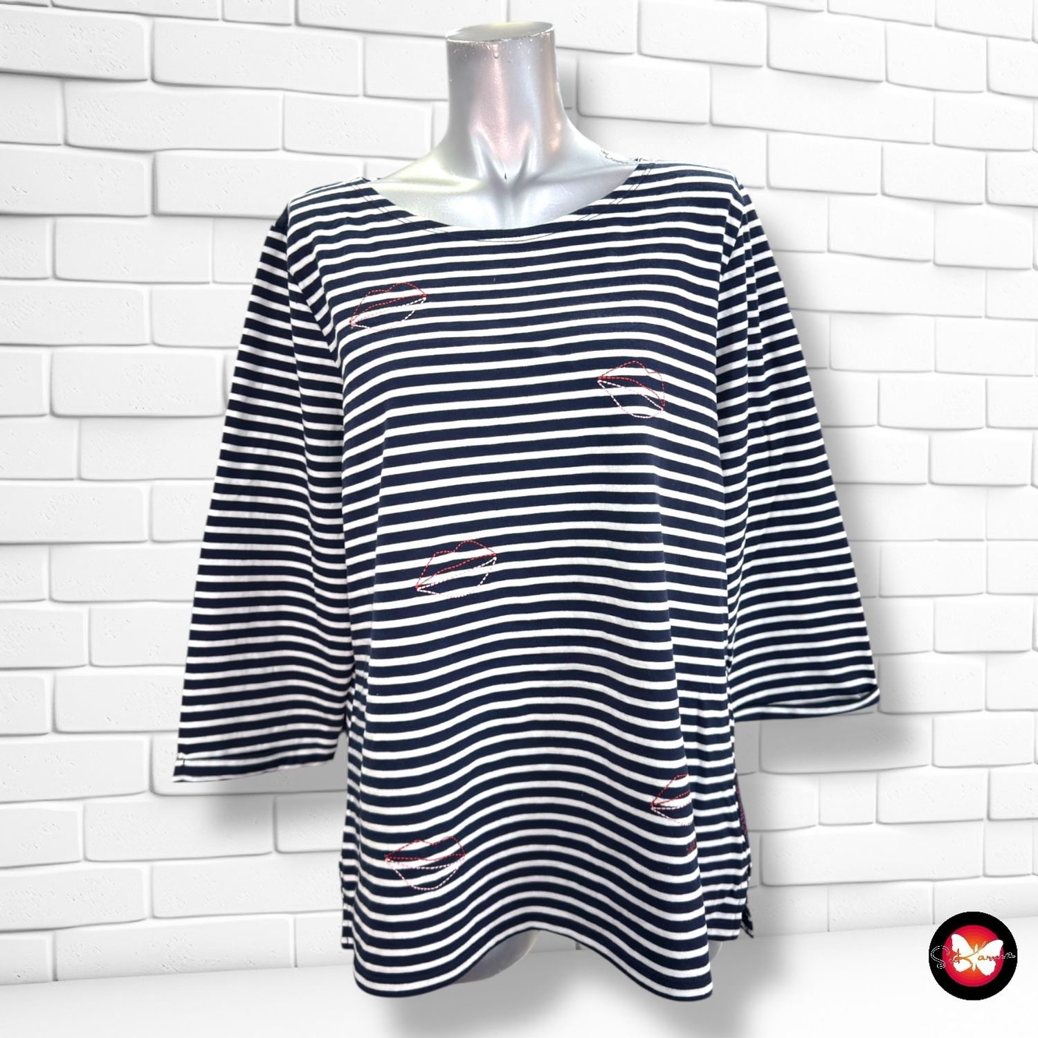 **HOY** Camiseta de rayitas con bordados  color Azul marino y blanco Talla 2XL