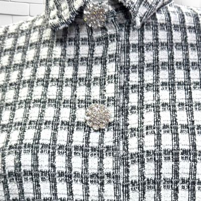 **HOY** Chaqueta tipo tweed cropped DIVIDED color Negro y blanco  Talla S