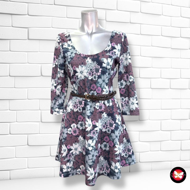 **HOY** Vestido de flores con cinturón STRADIVARIUS color Varios Talla M