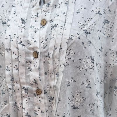 **HOY** Camisola de florecitas color Blanco Talla L/XL