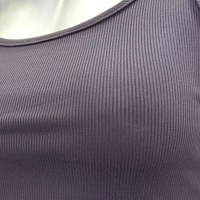 **HOY** Camiseta cropped de tirantes color Berenjena Talla S