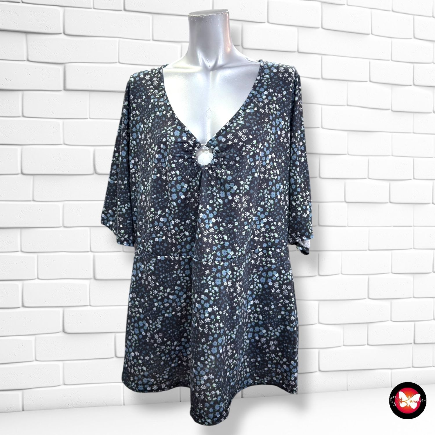 **HOY** Camiseta de florecitas SIMPLY BE. color Negro y varios Talla 48 (20UK)