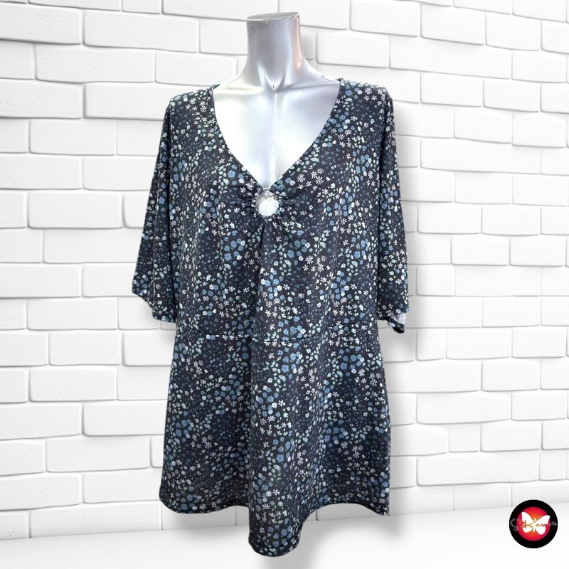 **HOY** Camiseta de florecitas SIMPLY BE. color Negro y varios Talla 48 (20UK)