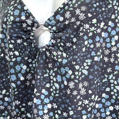 **HOY** Camiseta de florecitas SIMPLY BE. color Negro y varios Talla 48 (20UK)