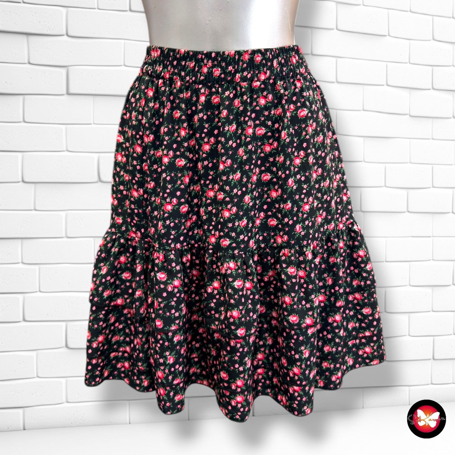 **HOY** Falda de florecitas  color Negro y varios Talla XXL