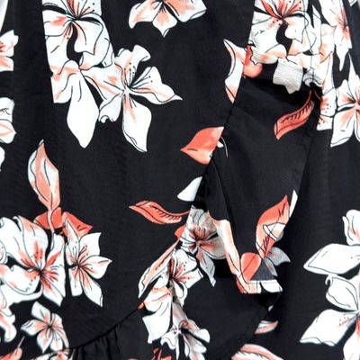 **HOY** Falda de flores y volante LAURA TORELLI color Negro, blanco y coral Talla L (grande)
