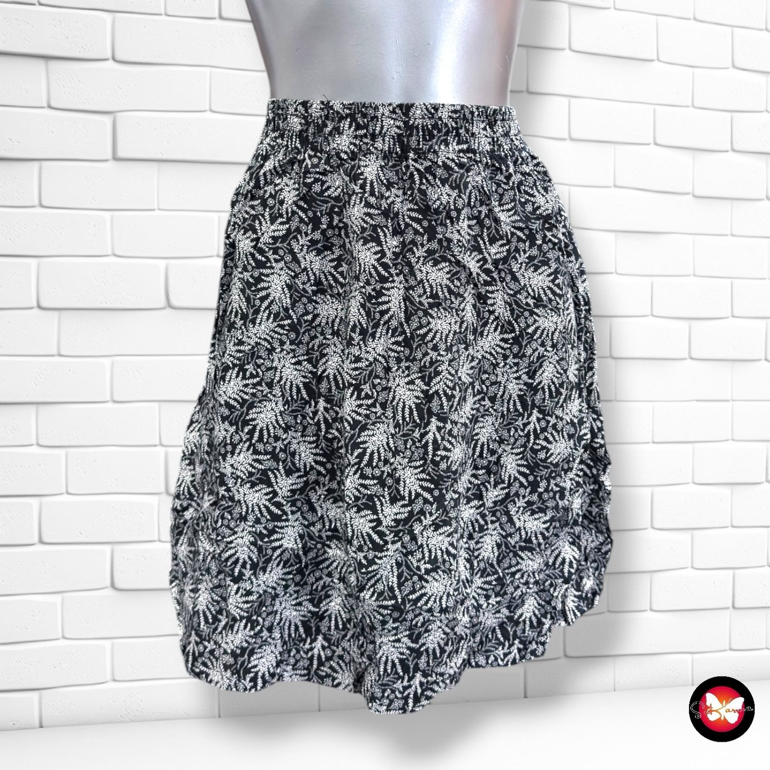 **HOY** Falda de florecitas JANINA color Negro y blanco Talla 46