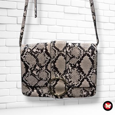 **HOY** Bolso bandolera efecto serpiente  MANGO color Beige y negro Talla PEQUEÑO
