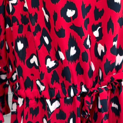 **HOY** Vestido animal print ROCK YOUR CURVES by Angelina Kirsch  color Rojo, azul marino y blanco Talla 44/46