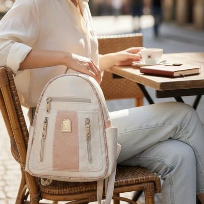 Mochila de piel sintética  color Beige Talla MEDIANO