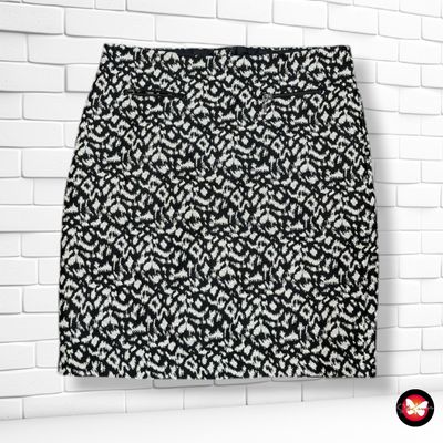 **HOY** Falda tipo brocado color Blanco, negro y dorado Talla 38