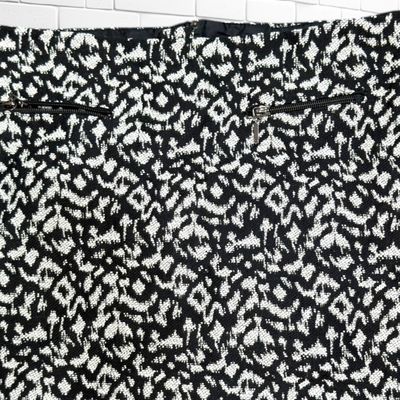 **HOY** Falda tipo brocado color Blanco, negro y dorado Talla 38