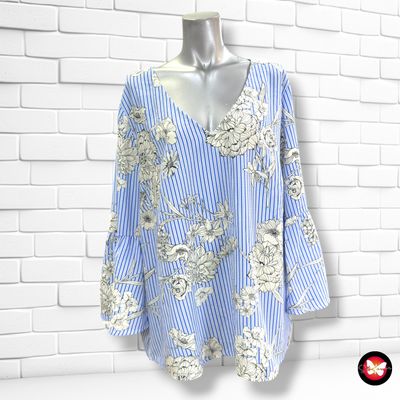 **HOY** Blusa de mangas campana  color Celeste y hueso Talla XXL