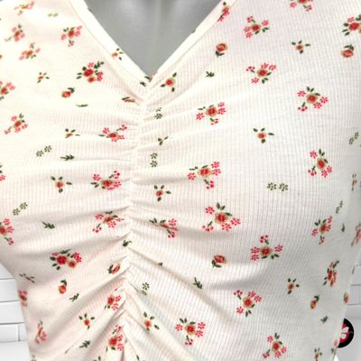 **HOY** Camiseta cropped de florecitas SHEIN color Blanco Talla XS