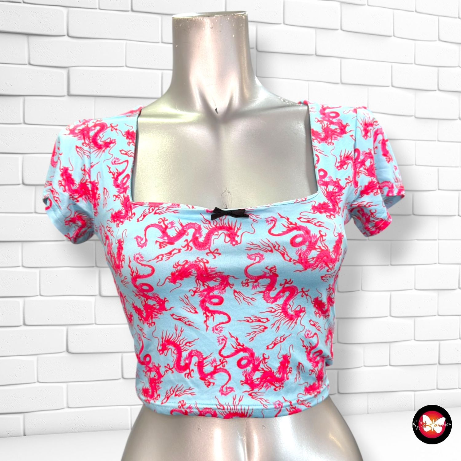 **HOY** Camiseta cropped SHEIN color Celeste y magenta Talla XS