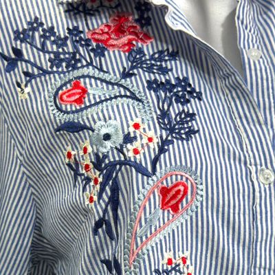 **HOY** Camisola de rayitas y bordados NATURAL COLECCIÓN color Azul y blanco Talla XXL (pequeña)