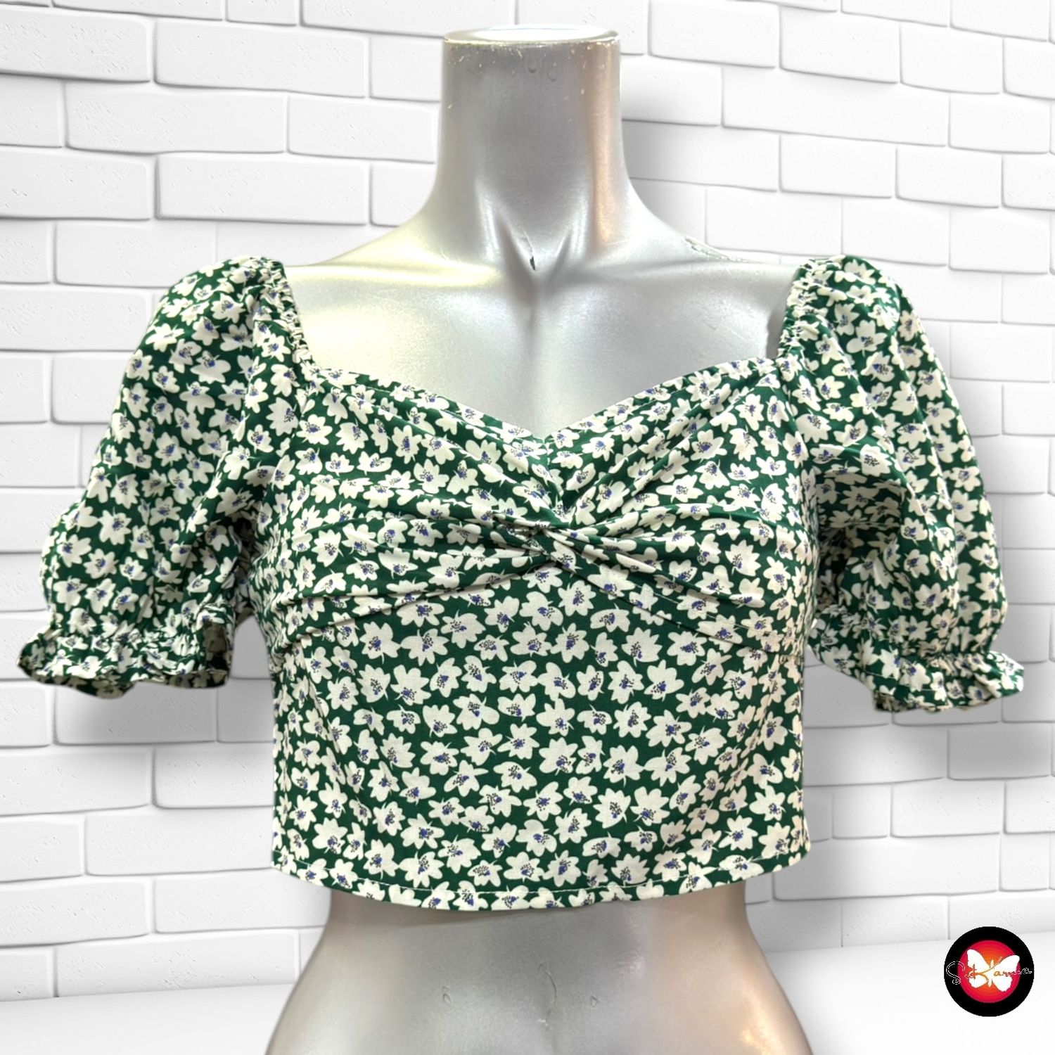 **HOY** Crop top de florecitas con mangas abullonadas  color Verde y blanco Talla S